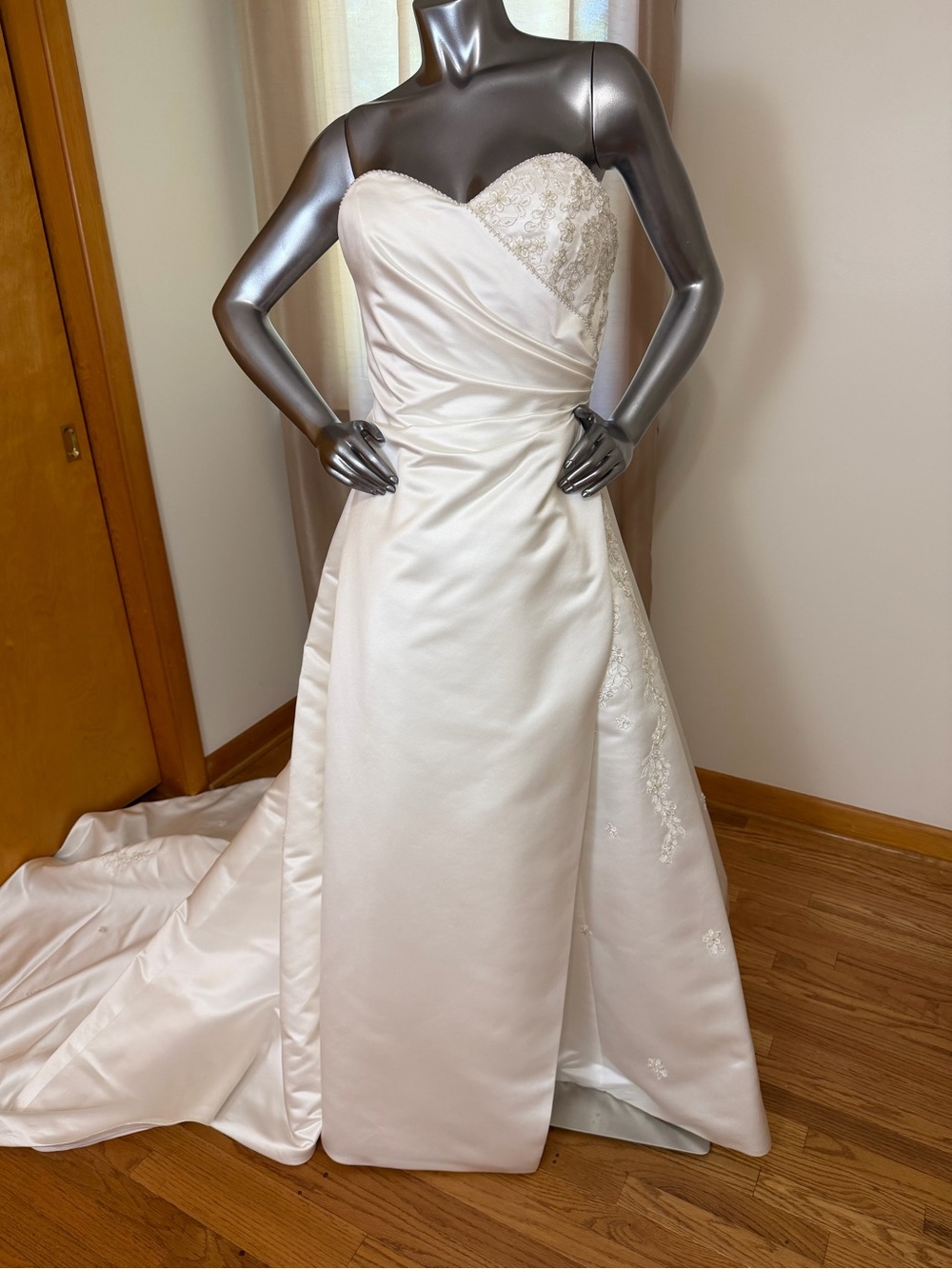 Alfred Angelo Ivory Strapless Sweetheart Wedding Gown with Beaded Bodice